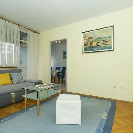 Near Center With Balcony With The Sea View Apartamento *